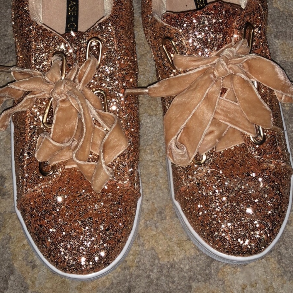 Cute comfy glitter lace up never worn